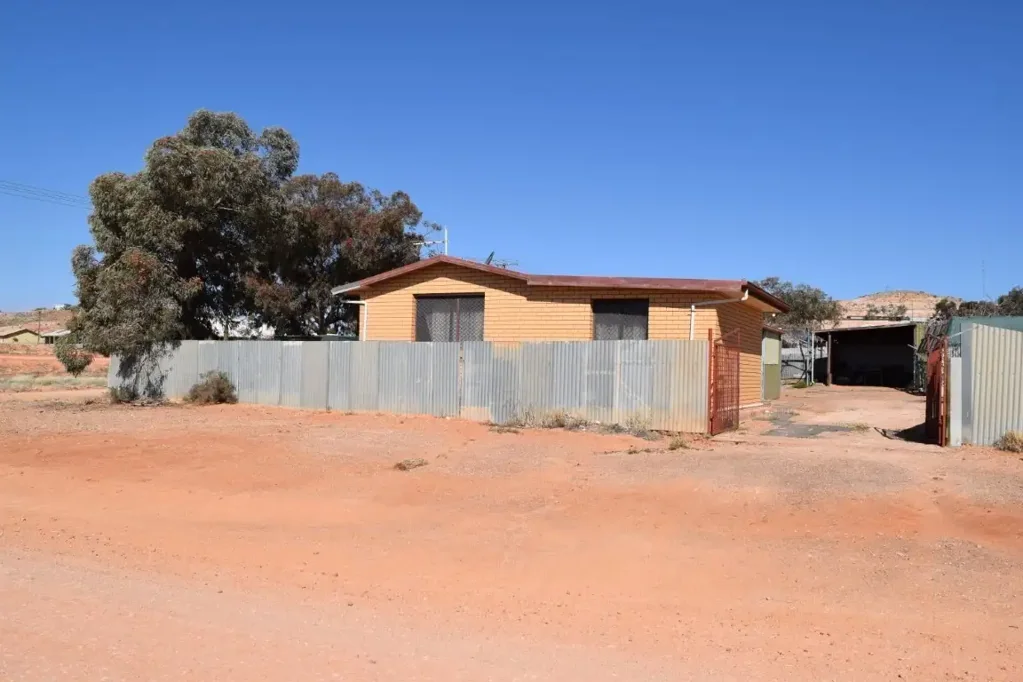 Coober Pedy 2房  Two Bedroom Family Home with established trees on a corner parcel