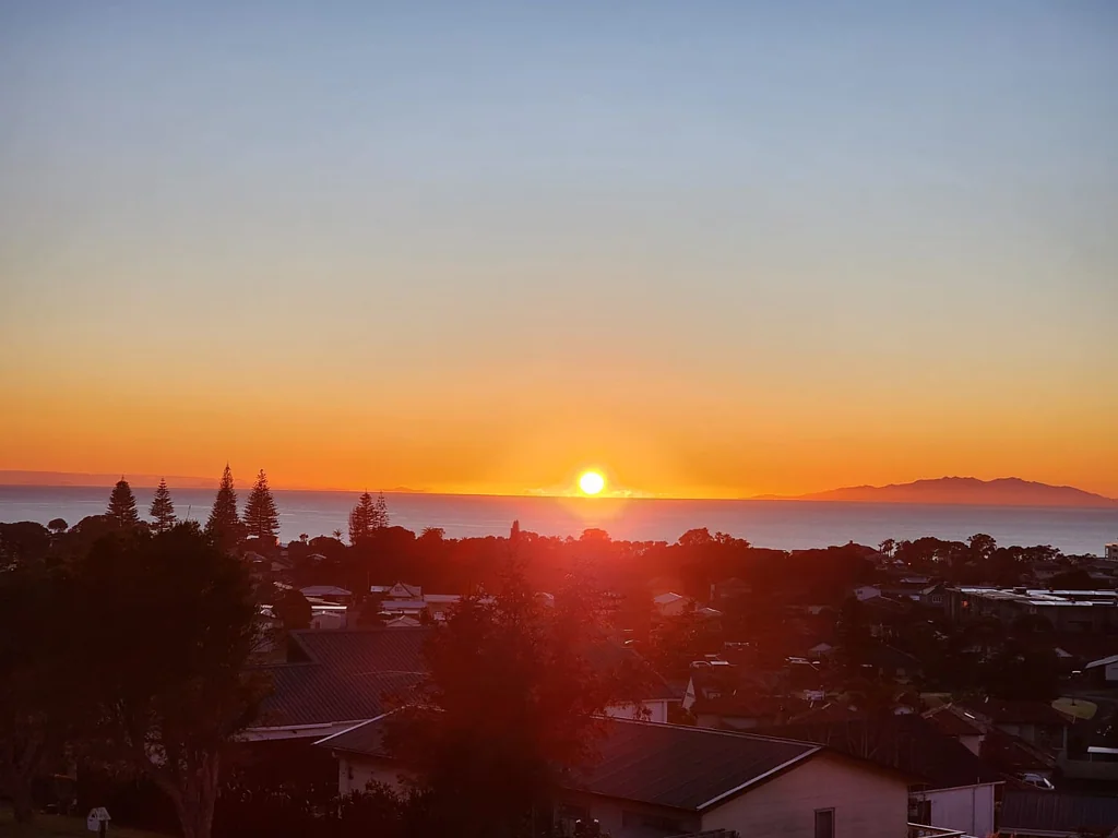 Orewa 4 Slaapkamer Coastal Comfort with Cashflow Potential!