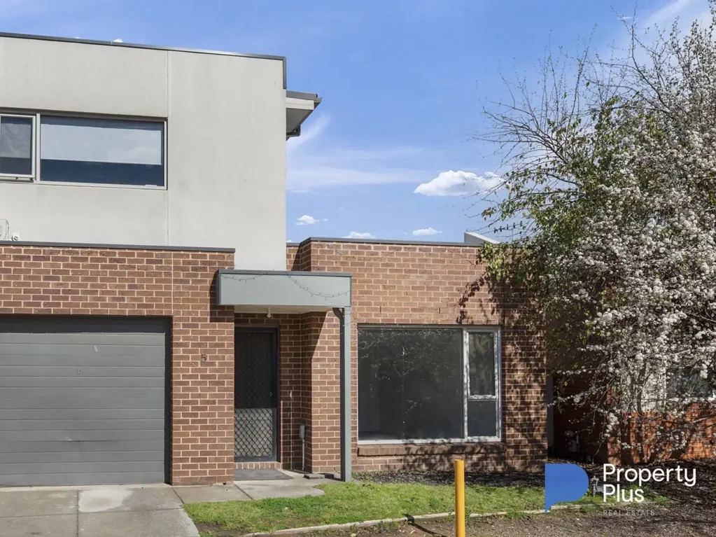 "Stylish Townhouse in a Prime Flora Hill Location"