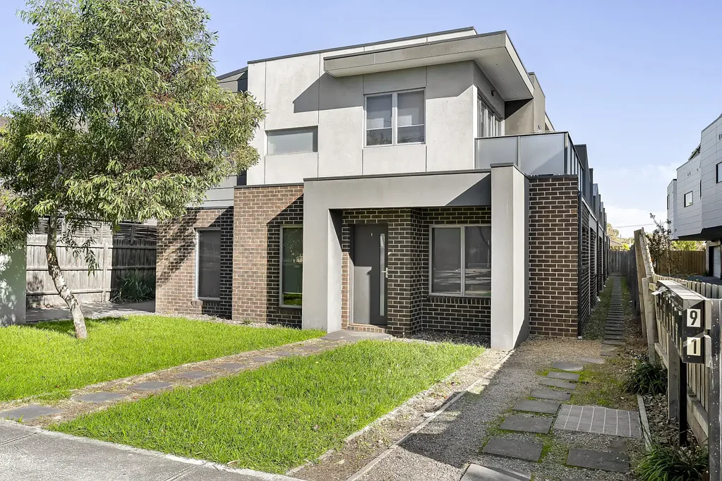 Pascoe Vale 2房 当代风格联排别墅 两间宽敞卧室 现代精致浴室 安全封闭车库 生活方式优越位置 高品质地板 明亮生活区 高端现代厨房 私人庭院空间 Set in a Prime Pascoe Vale Pocket
