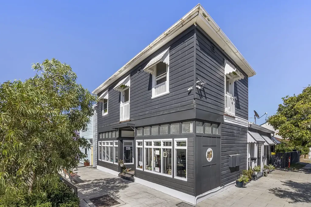 Stockton 5Zimmer Landmark Mixed-Use Opportunity Prominent Corner Position
