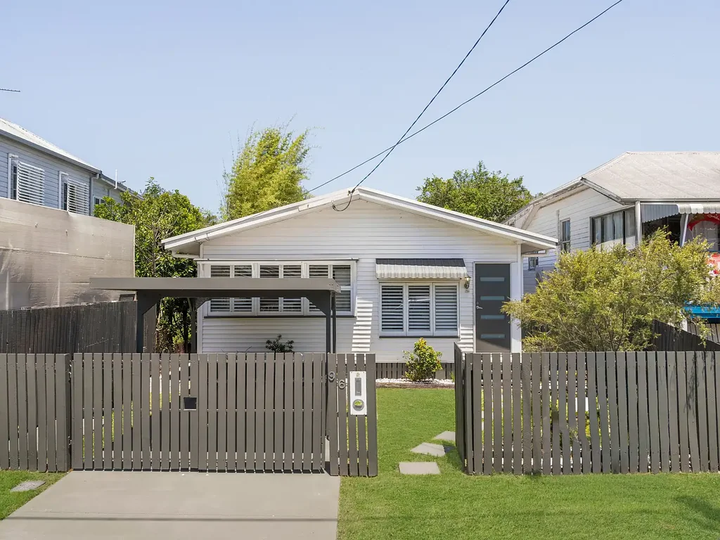 Deagon 4 Slaapkamer Where Heritage Charm Meets Modern Living — Beautifully Renovated 4-Bedroom Home!