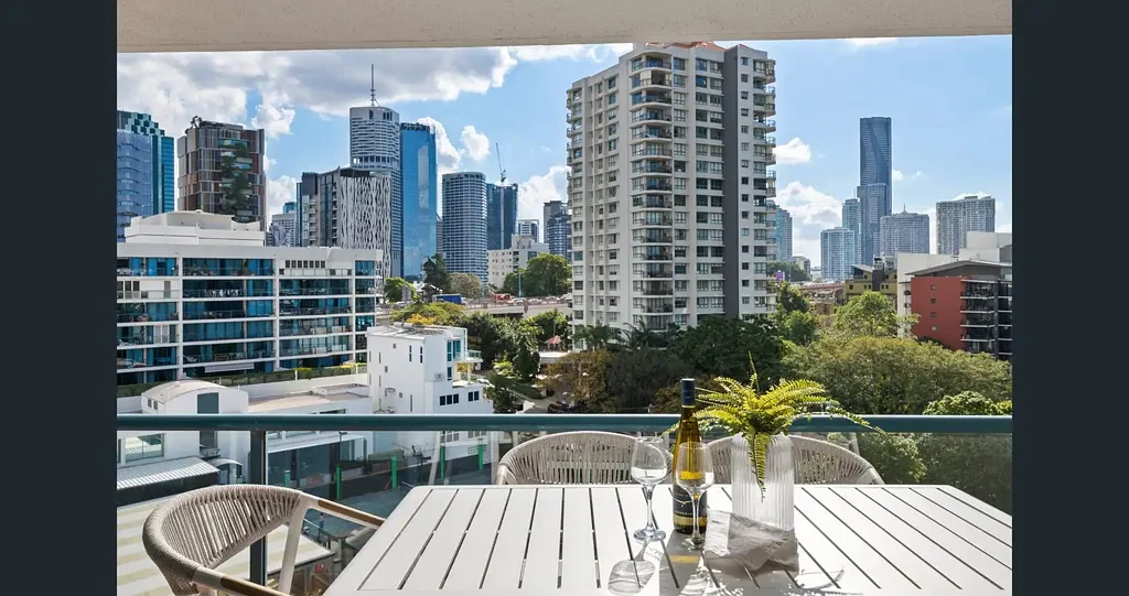 TWO BEDROOM APARTMENT IN THE HEART OF THE DOCKSIDE PRECINCT, KANGAROO POINT