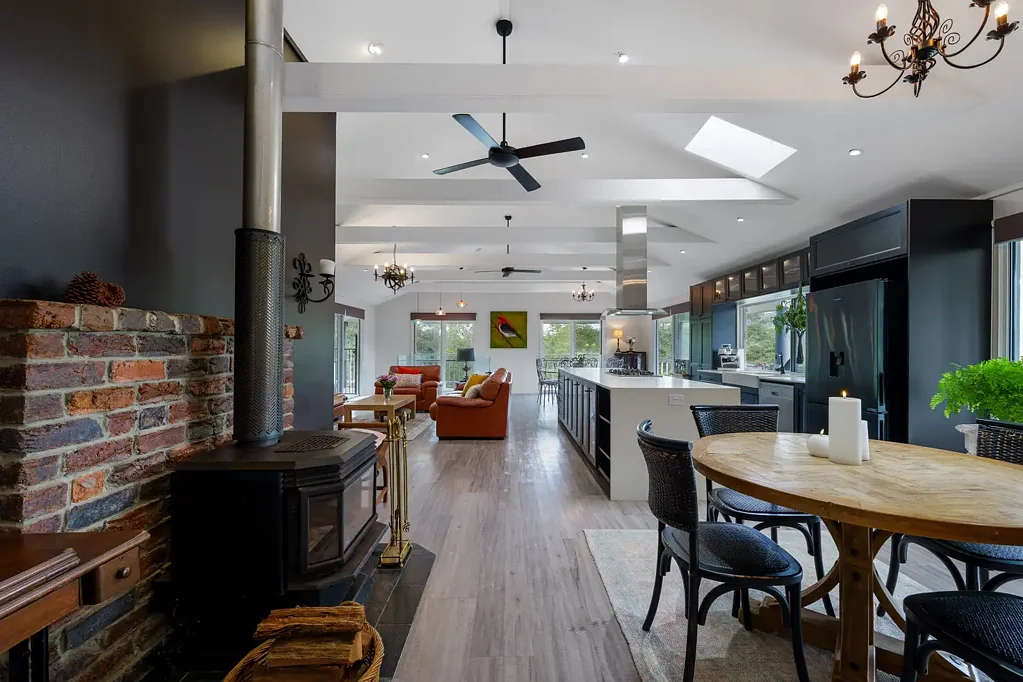 Mudgeeraba 4ห้องนอน Whispering Creek - Where Modern Comfort Meets Natural Beauty