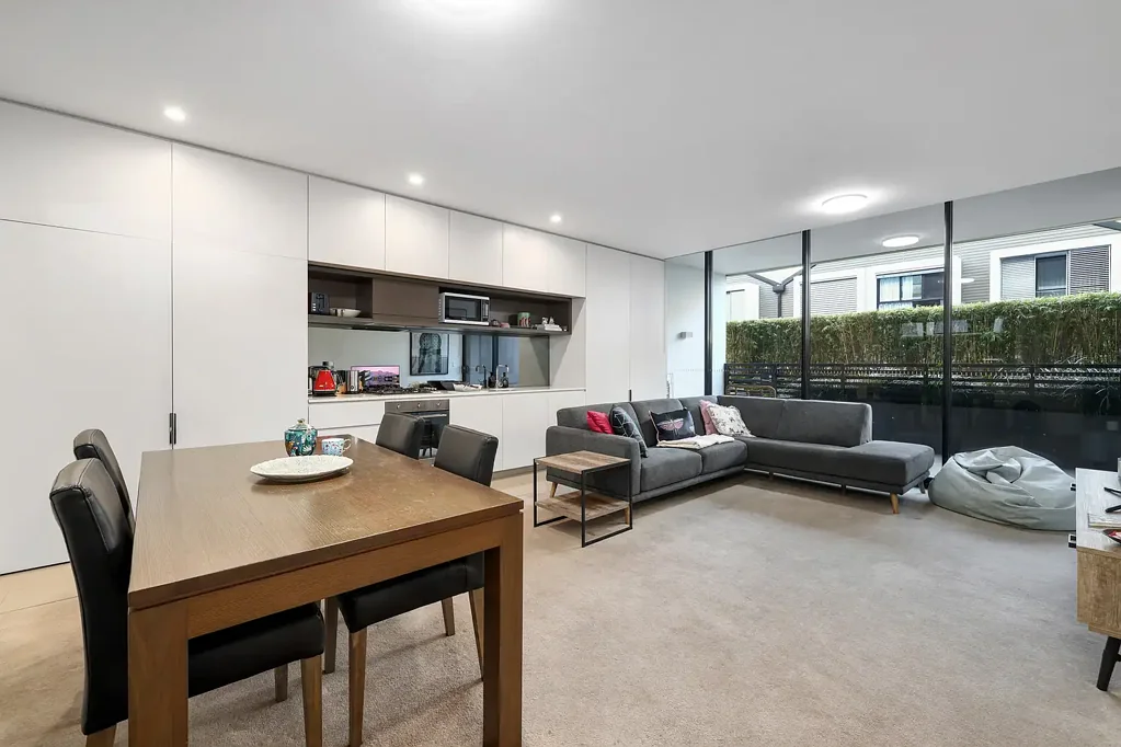 ONE BEDROOM COURTYARD APARTMENT IN ACCLAIMED GANTRY WITH PARKING