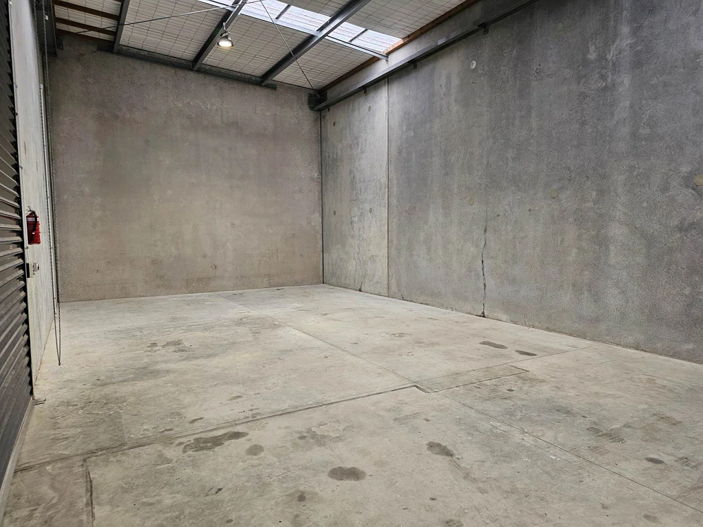 Silverdale 165M² WAREHOUSE/OFFICE/SHOWROOM IN SILVERDALE