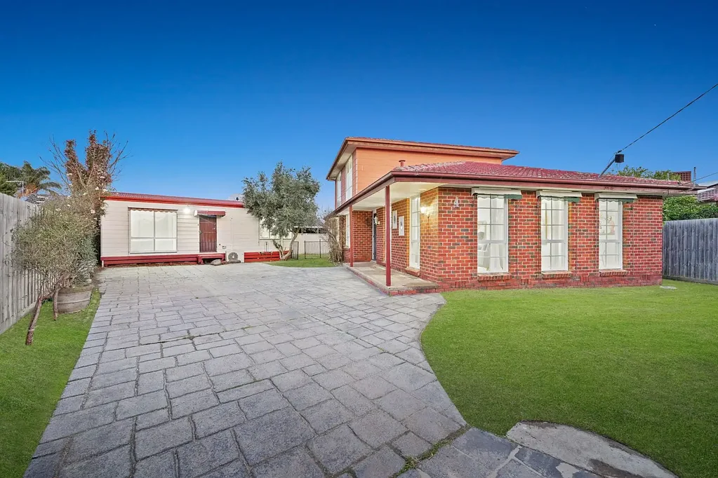 Springvale South 5 Bedroom The Brief: Generous 547sqm allotment with large yard and ample parking