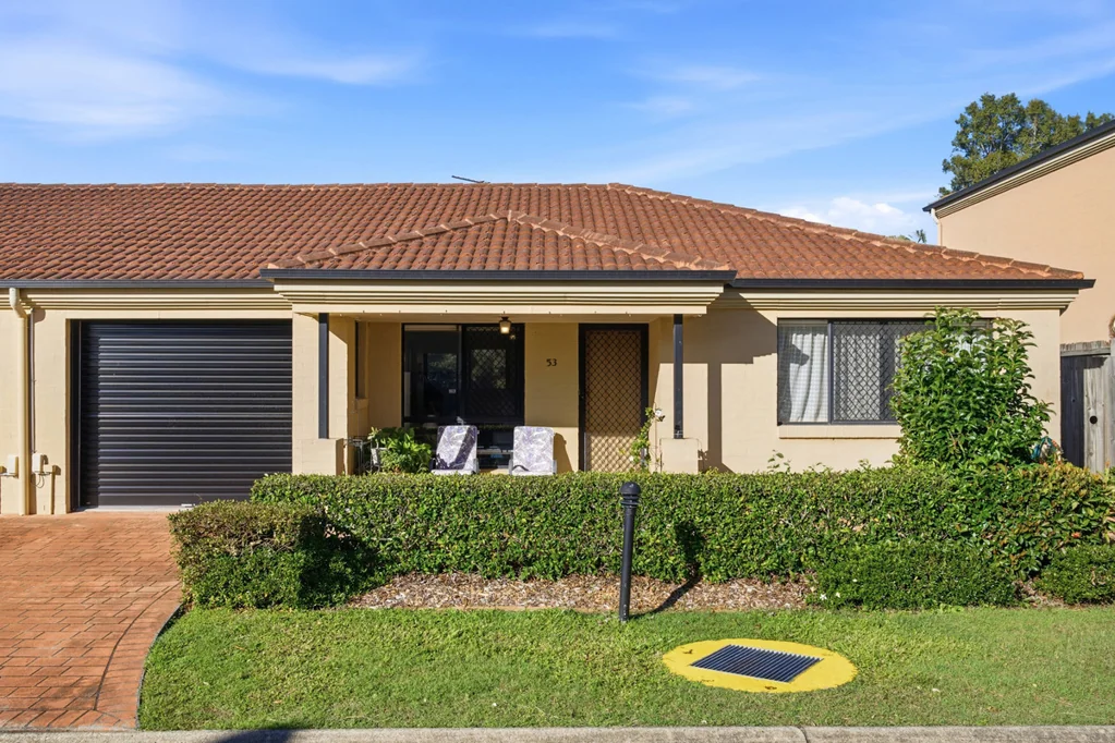 Runcorn 3 Slaapkamer Single-level 3-bed villa with grassy rear courtyard