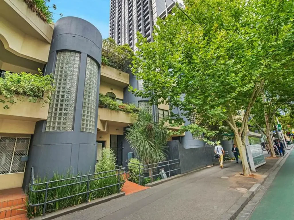 LARGE FURNISHED 2-BEDROOM APARTMENT IN THE MIDST OF THE CBD!
