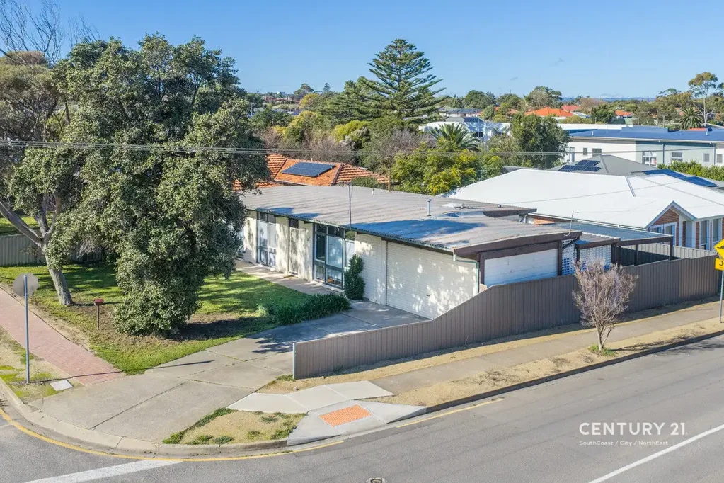 Christies Beach 3 Slaapkamer Prime Corner Allotment with Exceptional Future Potential in the Heart of Christies Beach