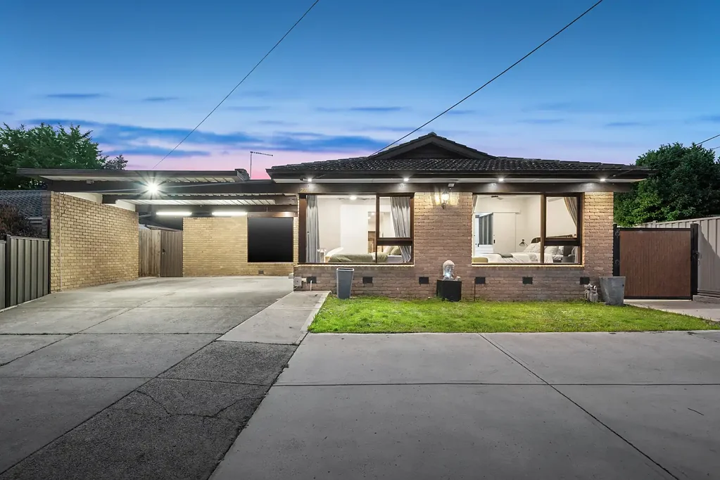 Mount Waverley 4房 完美家庭住宅
家庭魅力现代舒适
两个独立起居区
主卧套间/内置衣柜
集中供暖分体空调
黄金地段学区内
步行至公交车火车站 Impressive Family Space With An Entertaining Focus