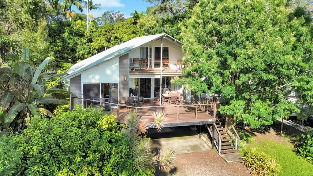 Macleay Island 3房 道路对面水域 650m²全围栏地 宽敞主卧套 高耸天花板 温暖木地板 多功能空间 岛屿生活便利 Enjoy Space, Comfort and a Relaxed Island Lifestyle