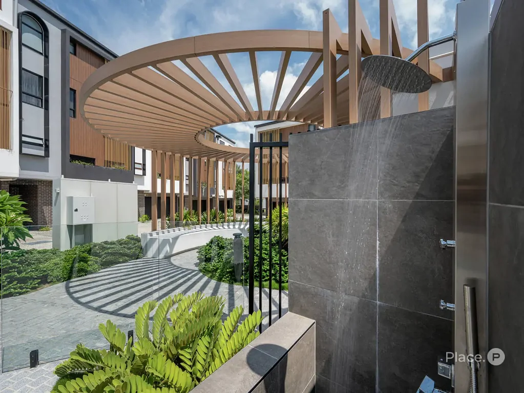Indooroopilly 3房 Long Pocket Estate 新竣联排 私享电梯 多功能空间 雨林视野 私家庭院 高端厨电 主卧套间 双车位 Move Straight Into This Brand New Contemporary Townhome