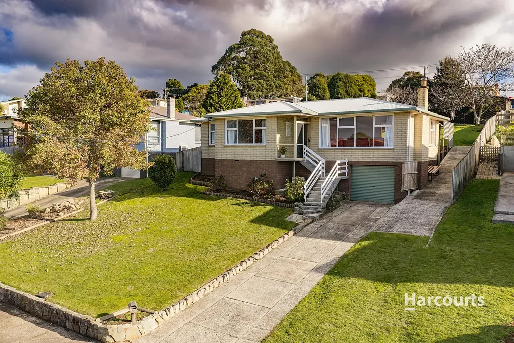 Upper Burnie 3Kwarto Immaculate Inside and Out with Views out to Bass Strait