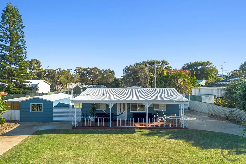 Falcon 3 Slaapkamer Beach Cottage Charm on a Huge 865m² Block