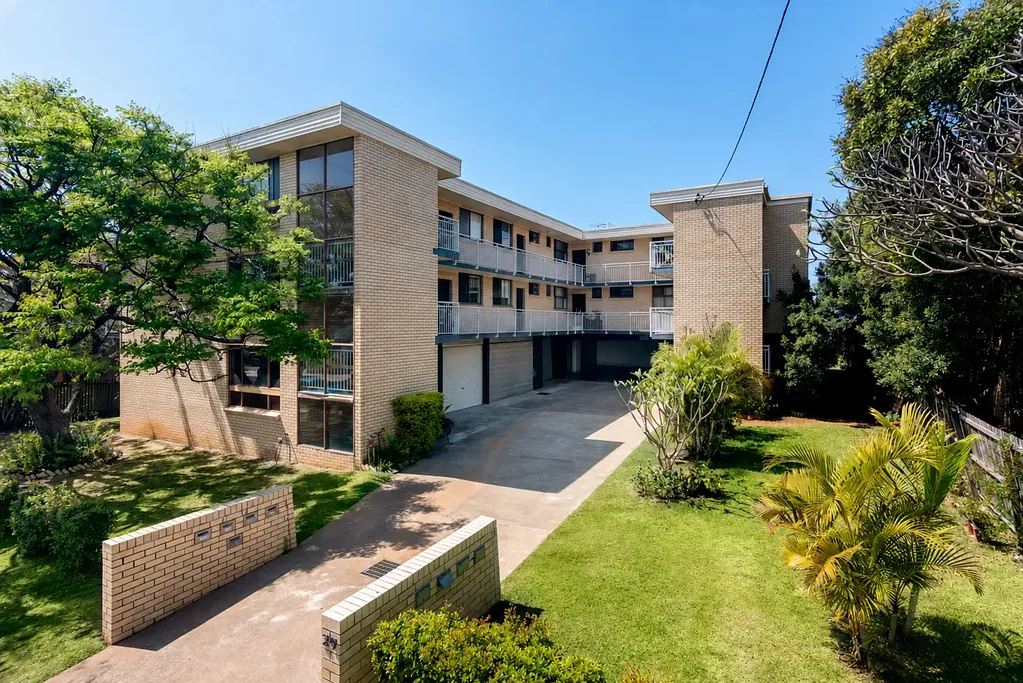 Clayfield 3房 顶层八套之一 宽敞三卧 抛光木地板 超大阳台 锁闭车库 市中心便利 Clayfield核心 Luxury top floor living in the heart of Clayfield