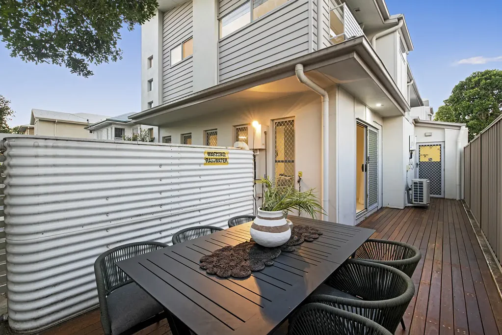 Moorooka 3ਬੈੱਡਰੂਮ Stylish, Move-In Ready Townhouse in a Boutique Complex