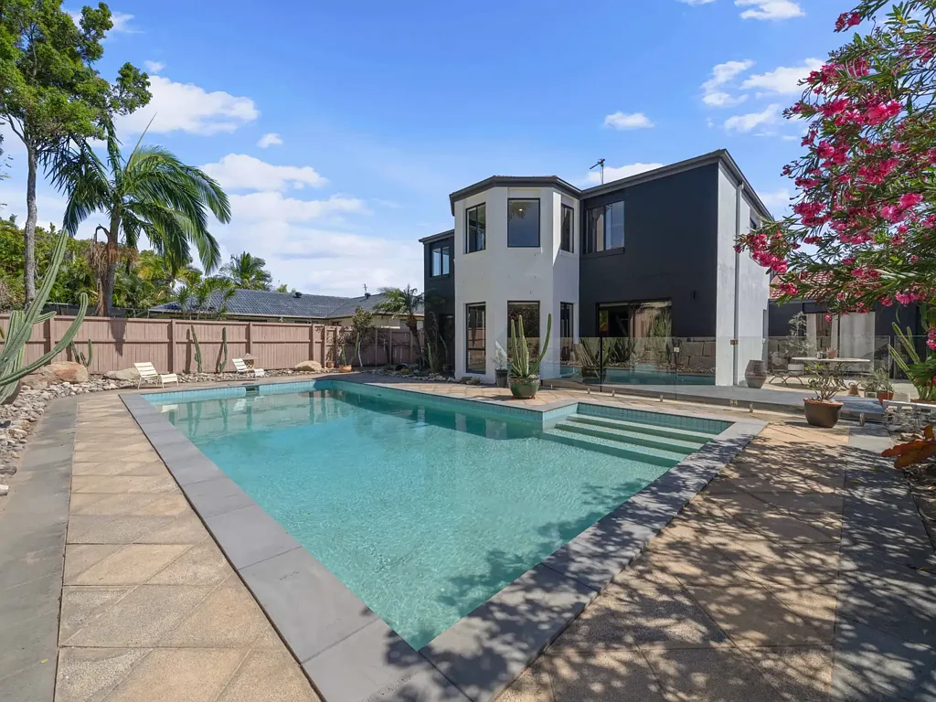 Burleigh Waters 4房  Rare Opportunity: Luxury Double-Storey Residence in Burleigh Cove
