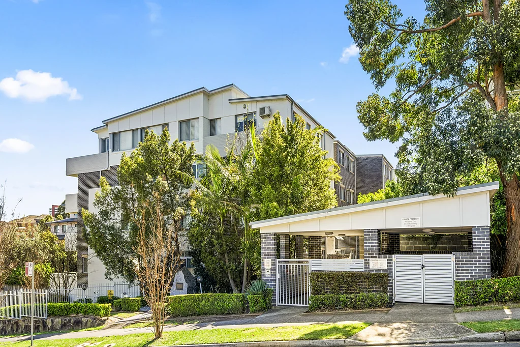 Massive 3 bedroom Plus Study Apt at Prime Location!