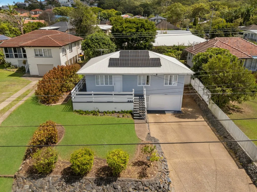 Upper Mount Gravatt 3房 高曝光主干道 临街双车库 可改家庭办公室 开放式厨房 宽敞带顶露台 树荫花园 私密卧室 中央浴室浴缸 便捷购物中心 快速接驳交通 Must Be Sold !