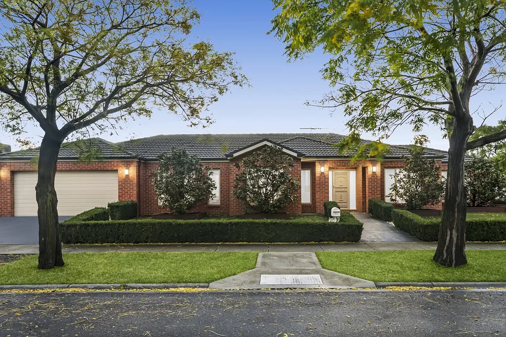 Caroline Springs 4બેડરૂમ Refined Family Living Opposite Parkland on a Prime Corner Allotment