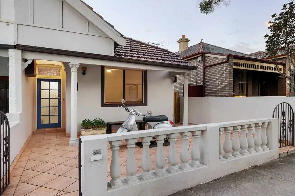 Marrickville 3Phòng ngủ Modern semi with enviable DA-approved plans