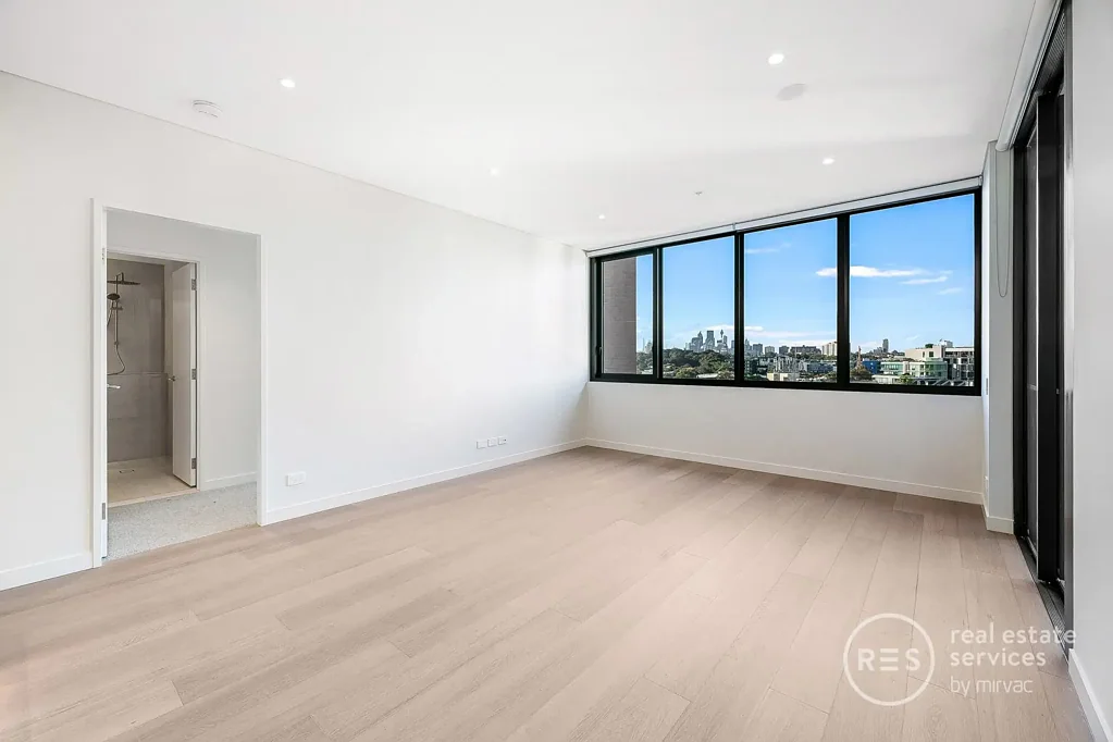 Sleek City Facing 2-Bedroom Apartment in "Portman on the Park" Building, Green Square