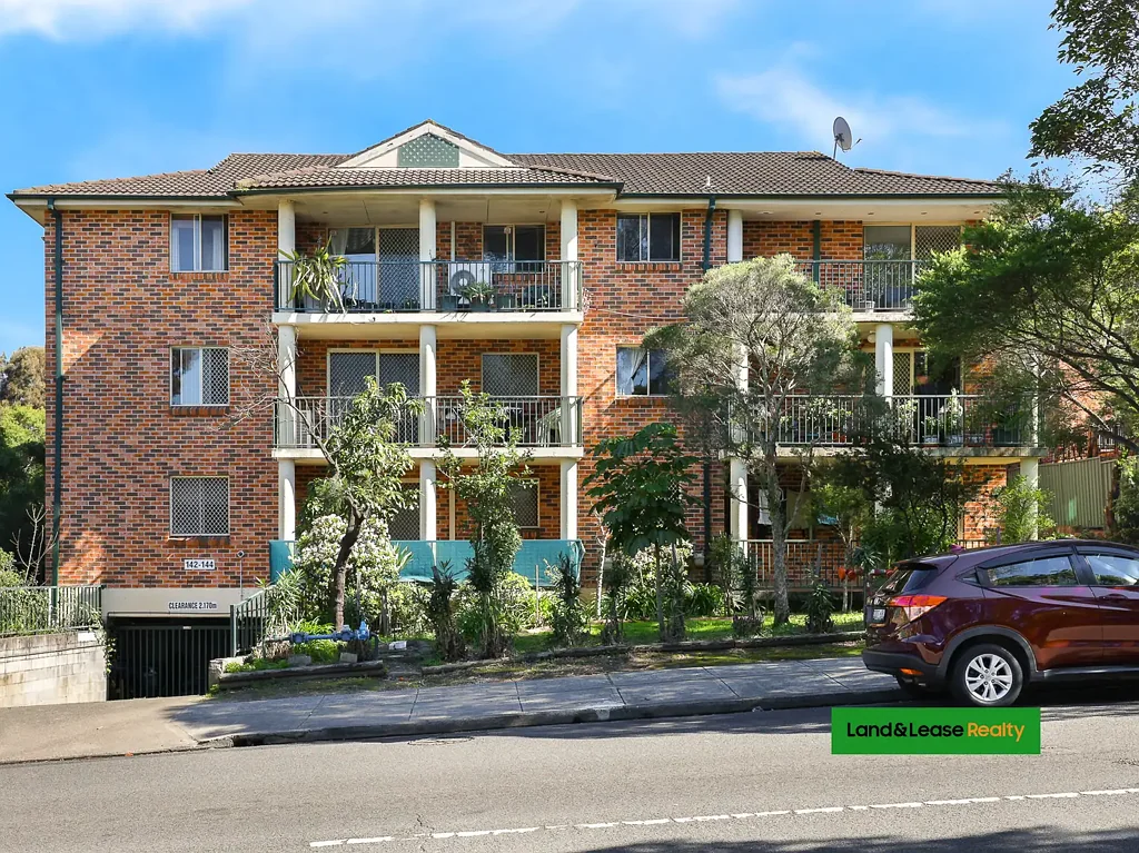 Bankstown 2Habitaciones HUGE 130 SQM | TOP FLOOR FRONT-FACING APARTMENT
