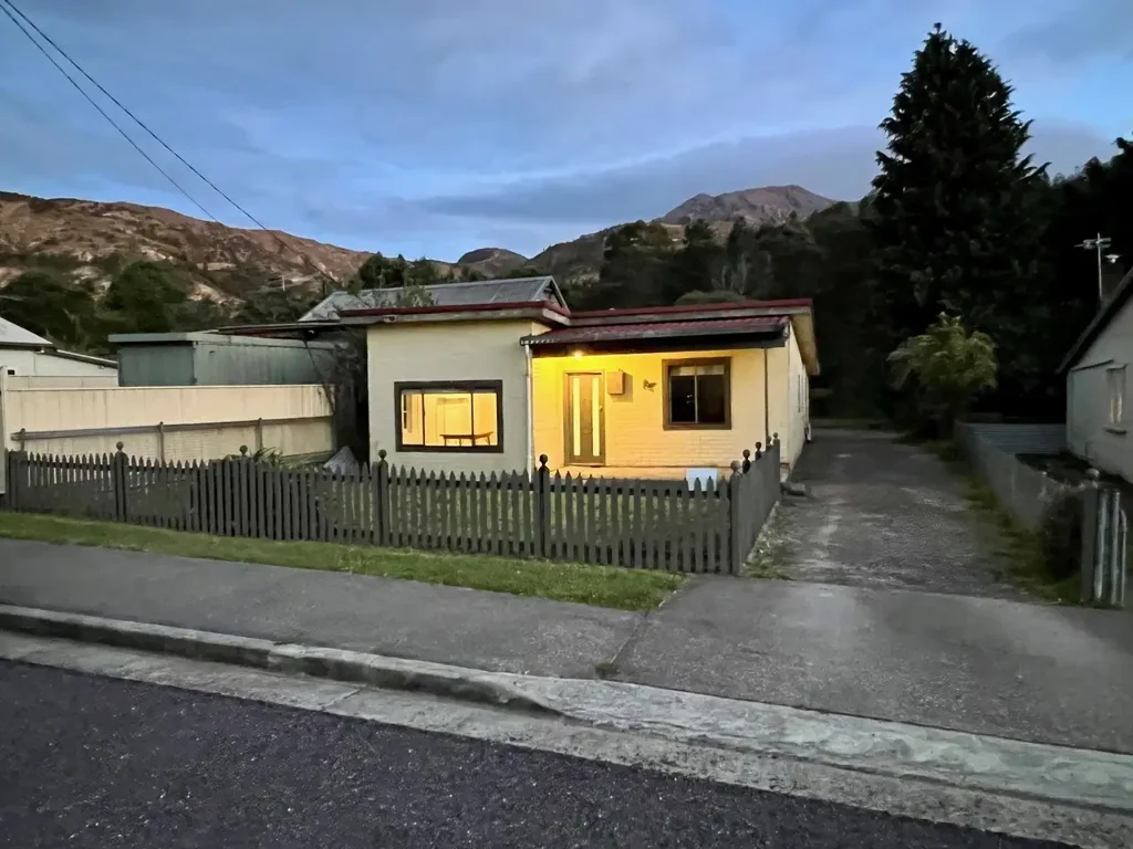 Queenstown 3房  Classic Queenstown Home Offering Space, Comfort and Flexibility!