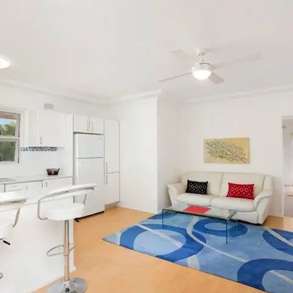 Beachside Living: Huge Bedroom, Modern Kitchen & Walk to Dee Why Beach
