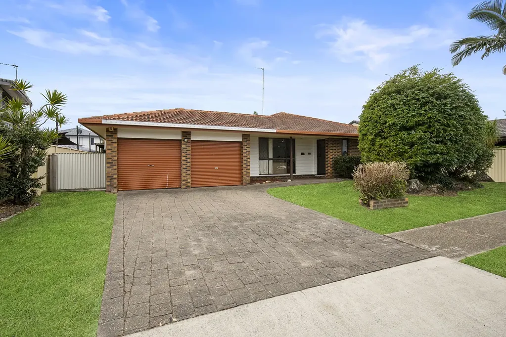 Bundall 3कमरा PRIME NORTH-FACING FAMILY HOME WITH POOL