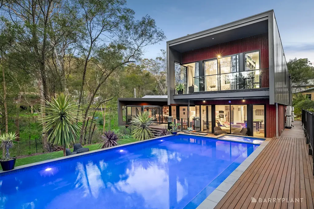 Donvale 5房 5211平米原始林地 私密自然奢居 建筑师设计 室内外流动 无间断植被视野 高端Miele电器 主卧套房带阳台 10x5米泳池SPA 底层多功能工作室 双车库 太阳能系统 距Mullum Mullum Creek Trail近 Architectural Masterpiece in Serene Bushland Setting