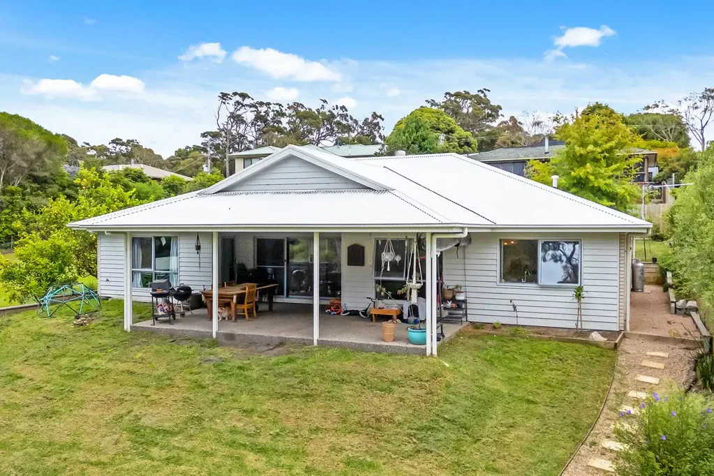 Kalimna 4 Bedroom Modern family home - make it yours!