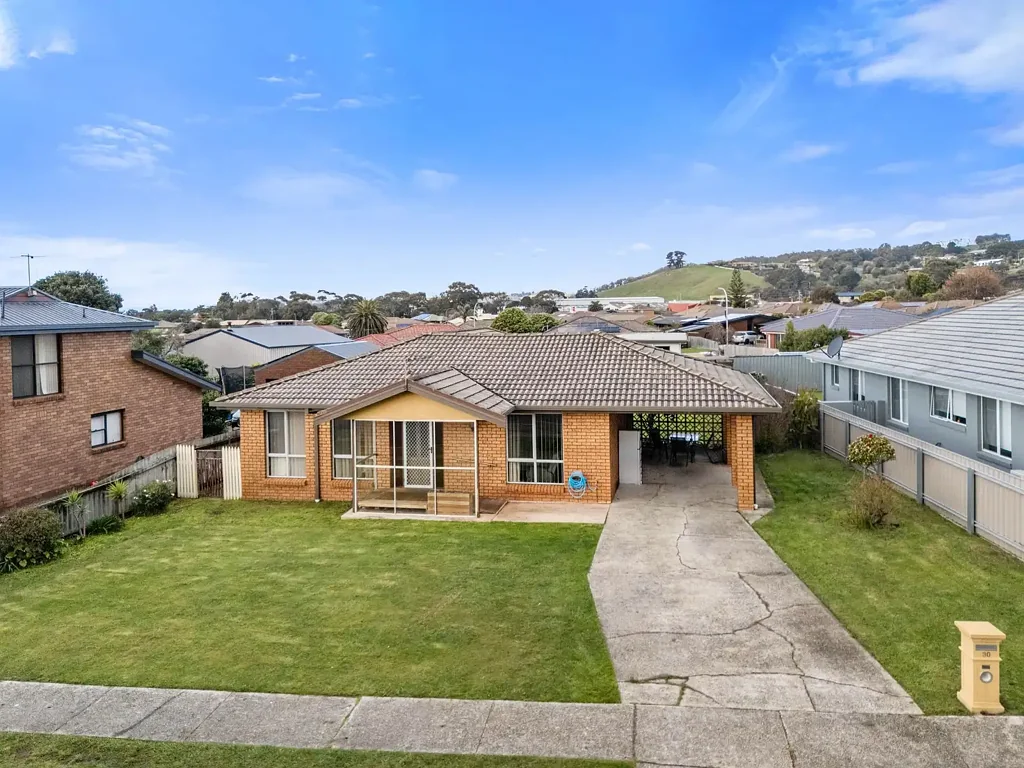 Ulverstone 4ਬੈੱਡਰੂਮ Sun-Filled, Well-Loved & Ready for Its Next Chapter