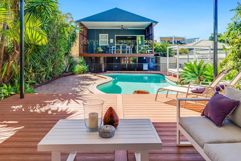 Margate 4chambre COASTAL CHARM WITH POOLSIDE ENTERTAINING!