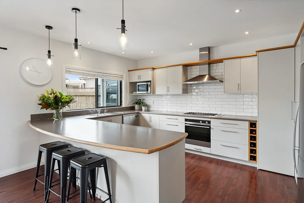 Wharewaka 4 Bedroom Easy Living in a Lake-Loving Location