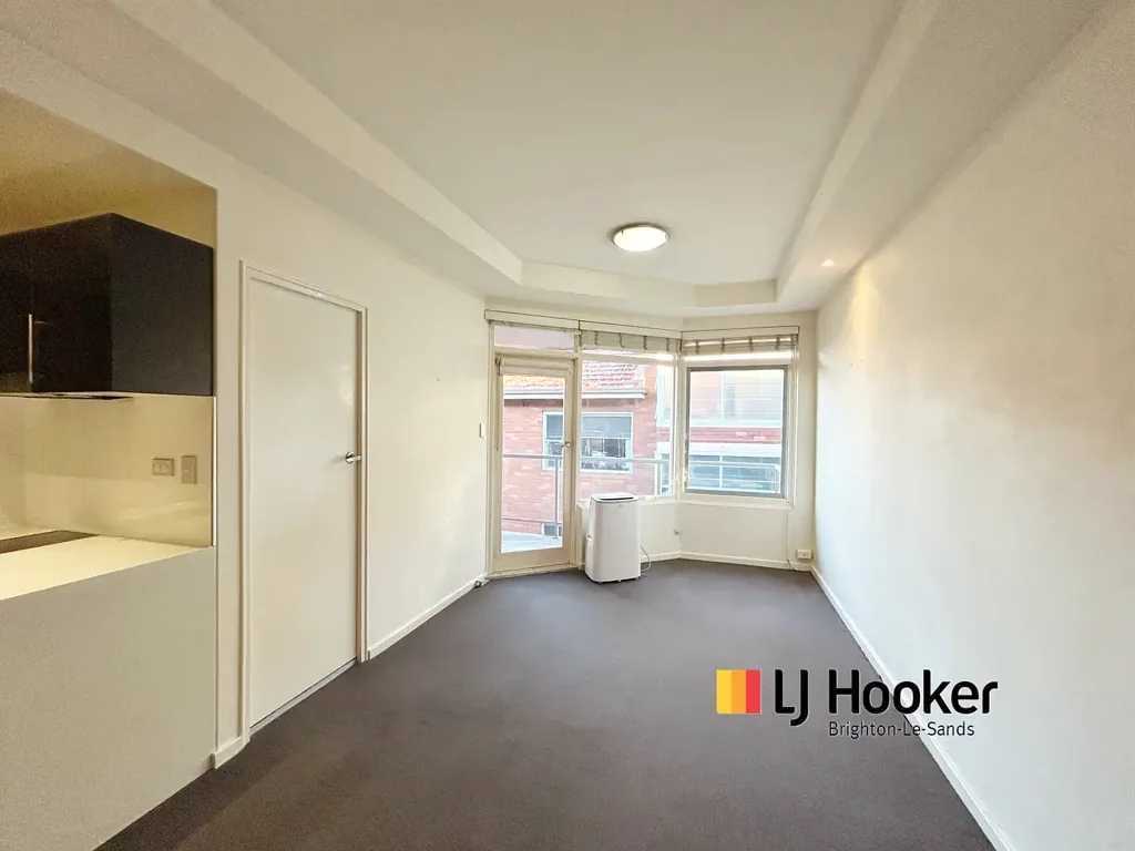 SPACIOUS MODERN TOP FLOOR STUDIO APARTMENT OPPOSITE THE BAY.