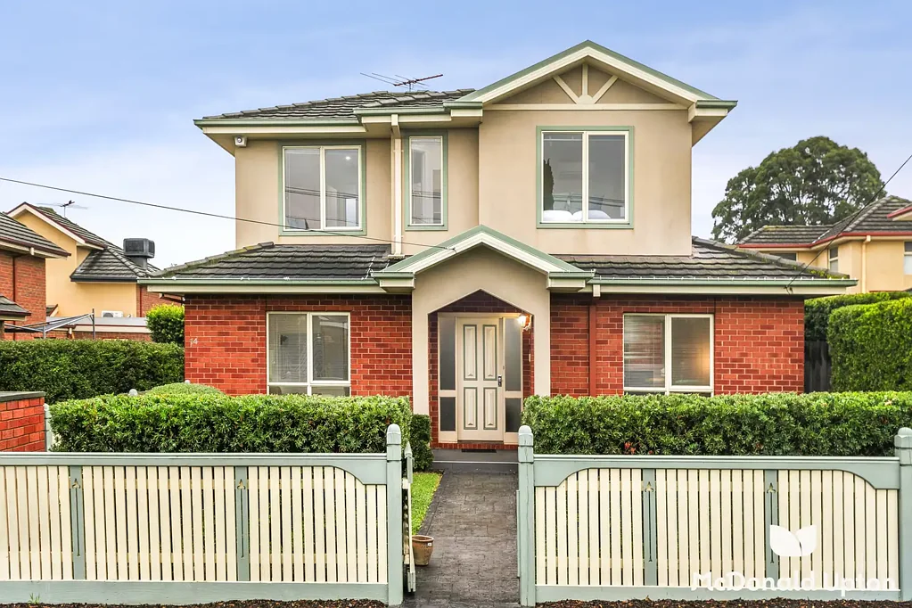 Keilor East 4房 焕然一新住宅 安静街道最佳 家庭比例完美 独立单车库 宽敞前院 实用功能性 一楼客房 二楼主卧套间 步入式衣帽间 阳光起居室 开放式厨房 私密后院 娱乐空间 步行公园购物 精英学校近 The Perfect Family Entry to Leafy Keilor East