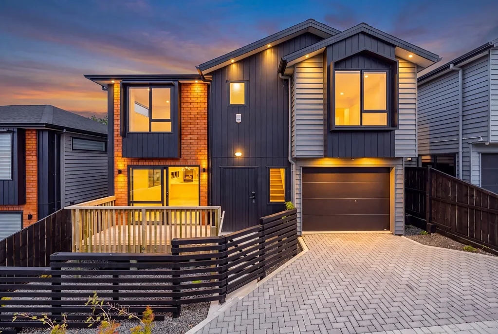 Mount Roskill 5Kwarto 5 BEDROOMS, 4 BATHROOMS — AND LESS TO LOOK AFTER!