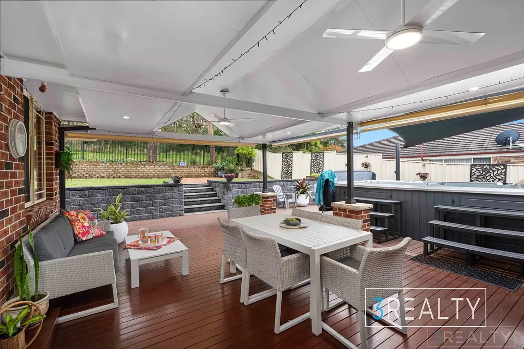 Caves Beach 5 Slaapkamer Spacious Family Living Backing Onto Tranquil Bushland.