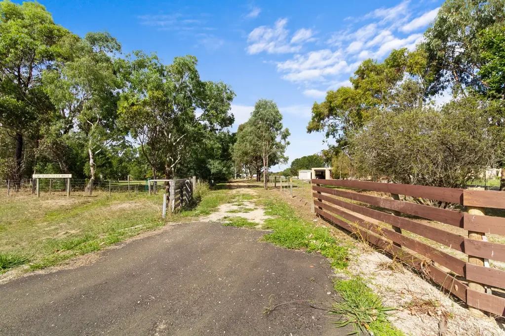 Longford  Established land in quiet Court location