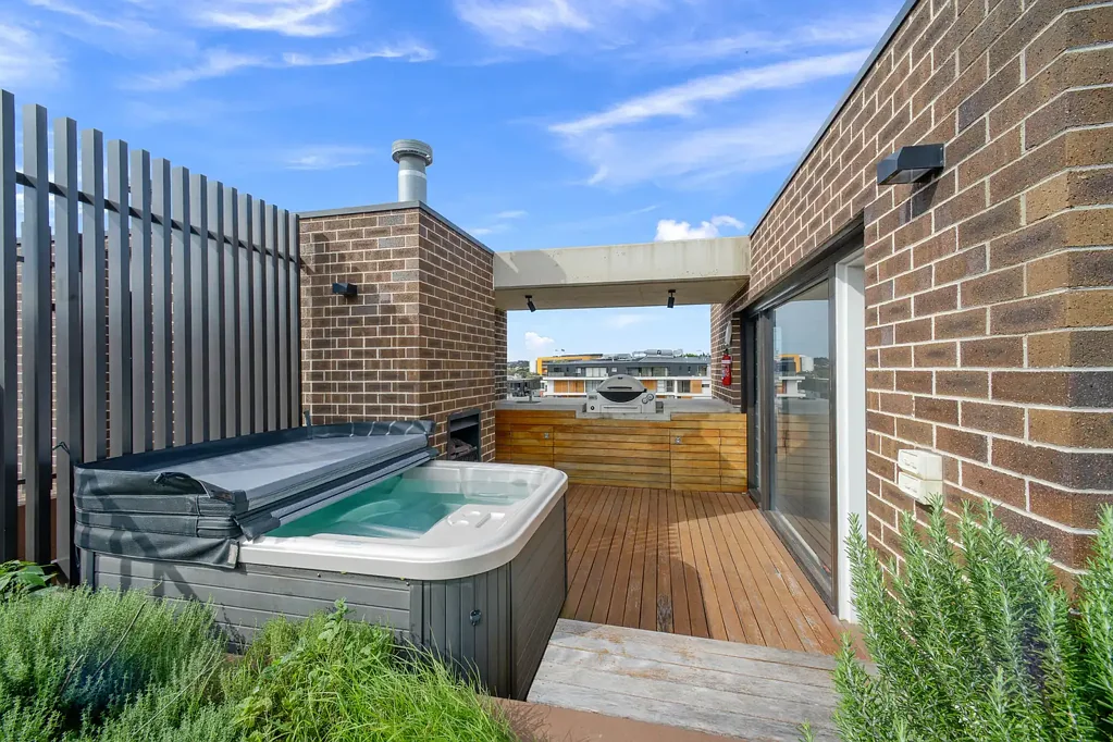 The Chiswick Skyhome - Luxury Tri-Level Apartment