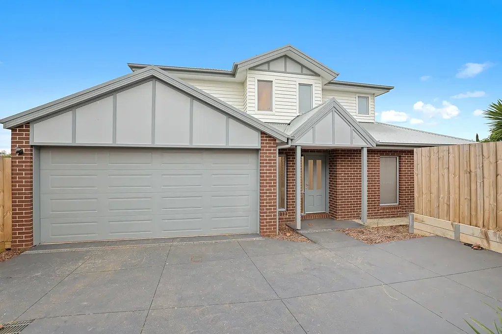 Drouin 3બેડરૂમ STYLISH TOWNHOUSE WITH AN INNER TOWN ADDRESS
