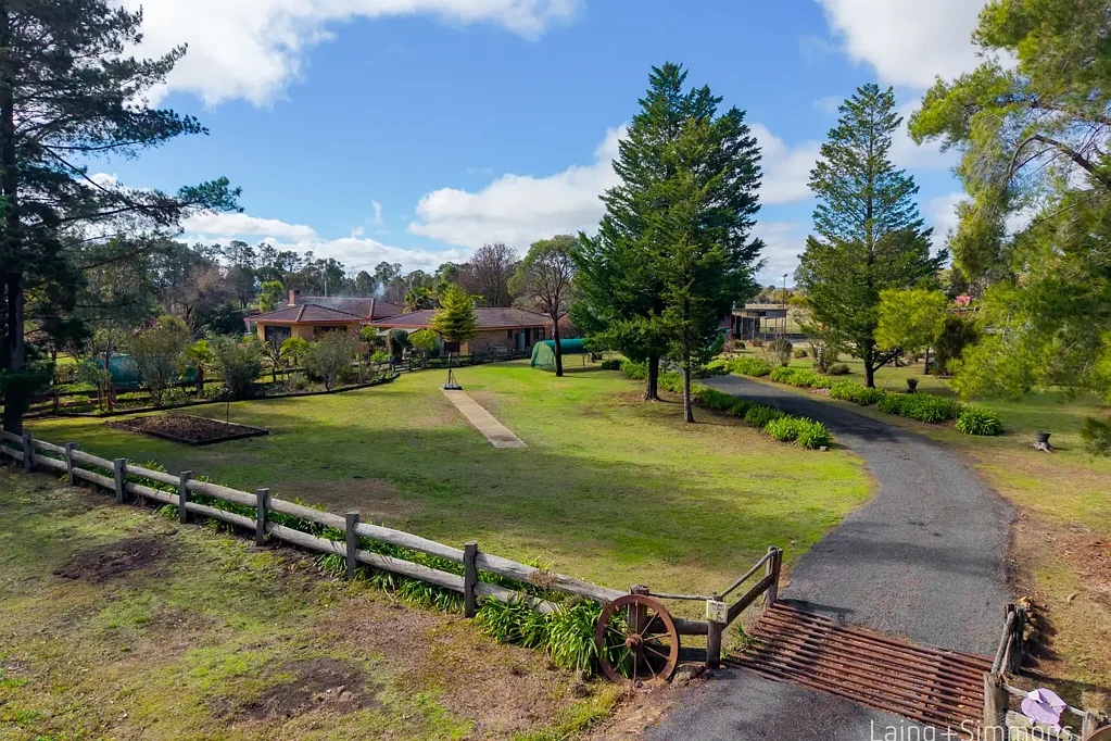 Armidale 5침실 Lifestyle Acreage with Dual Living, Pool, Tennis Court & Exceptional Infrastructure