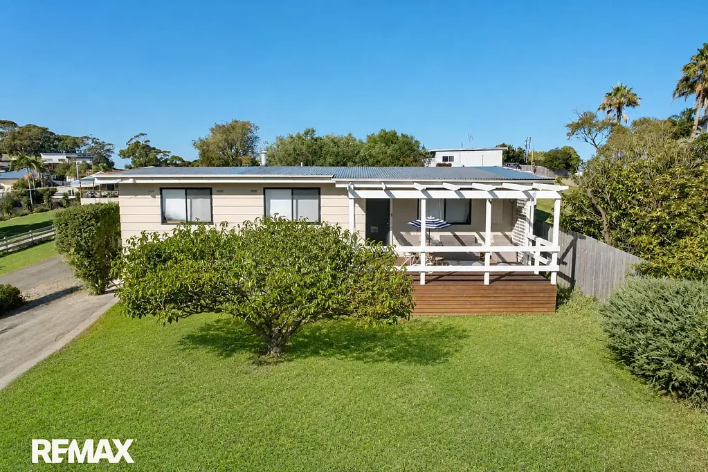 Lakes Entrance 4ਬੈੱਡਰੂਮ Move-In Ready Coastal Home with Strong Investment Appeal & Large Backyard