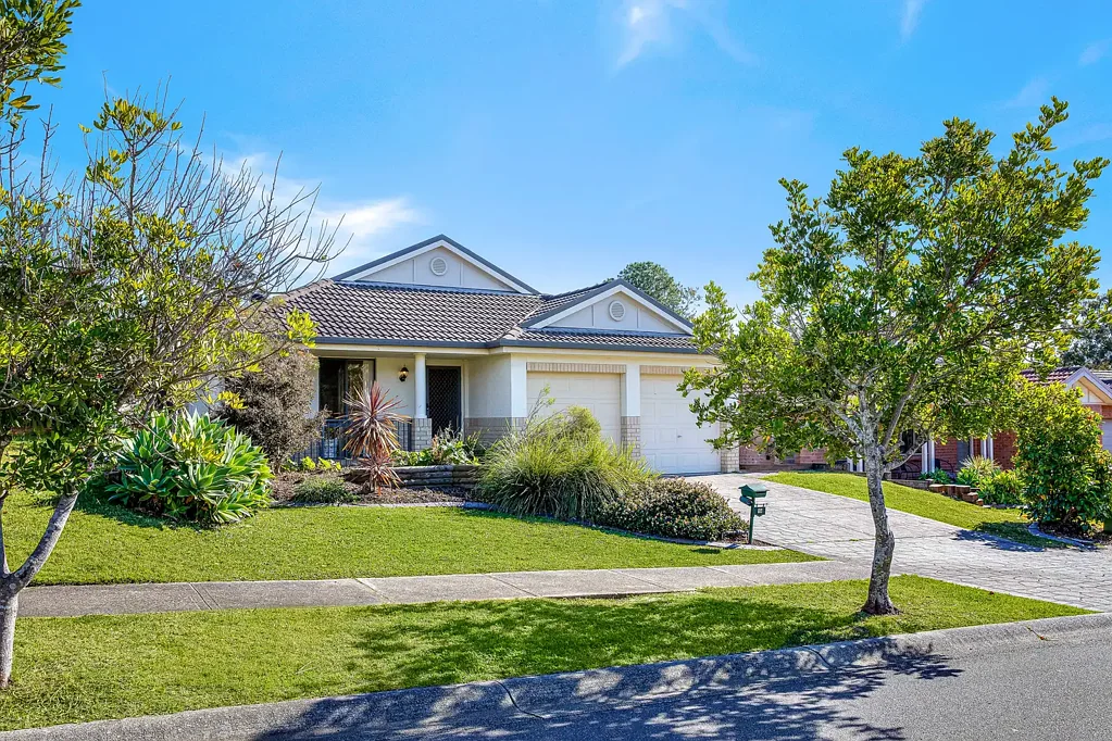 16 Quarterhorse Parade, Wadalba, NSW 2259