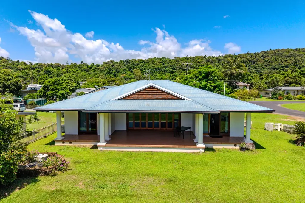 25 Esplanade, Flying Fish Point, QLD 4860