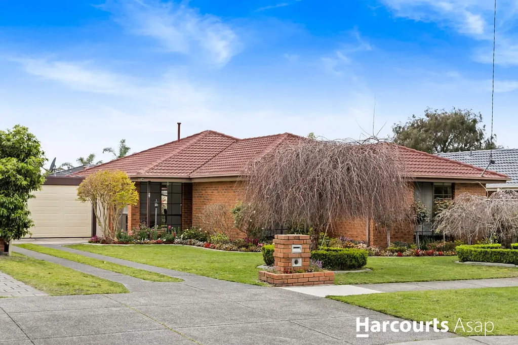 Hampton Park 4房 宽敞四卧  两卫设计  充足自然光 宽敞户外区  主卧带套间  大型厨房电器  前花园迷人  邻近好学校  交通便利  家人共享空间 SPACIOUS FAMILY RETREAT WITH OUTDOOR ENTERTAINING!