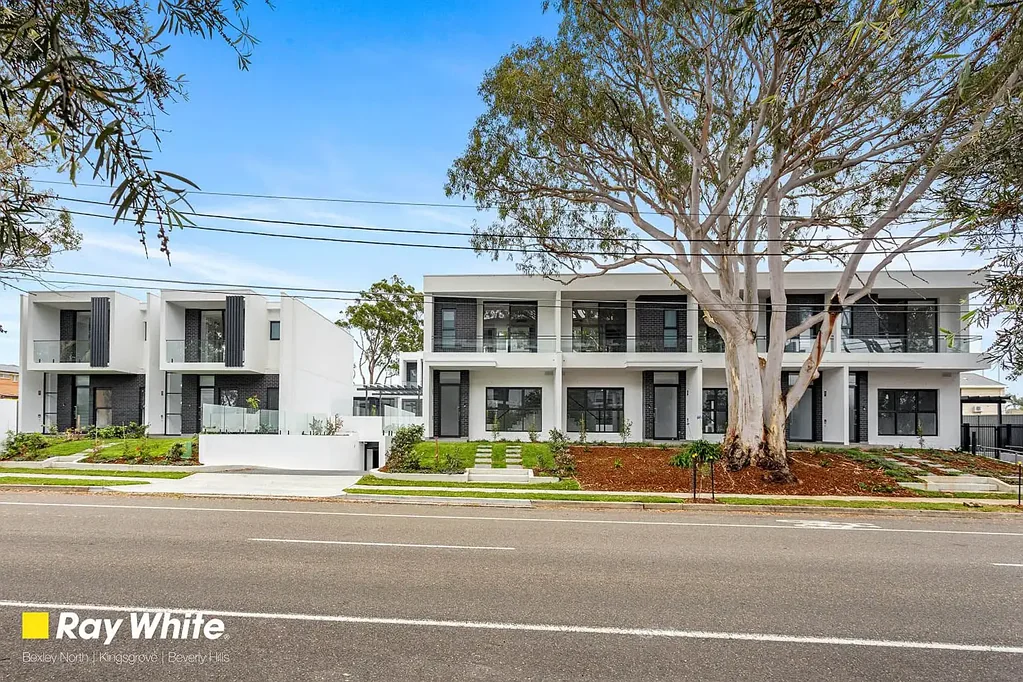 YOUNG 3 BEDROOM TOWNHOUSE