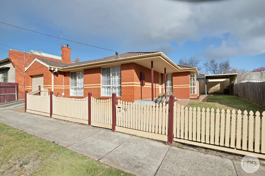 SPACIOUS THREE BEDROOM HOME CLOSE TO CBD AND SUPERMARKETS